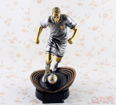 成德居樹脂工藝品 銀色人物踢球造型獎(jiǎng)杯擺件的定制與批發(fā)優(yōu)勢